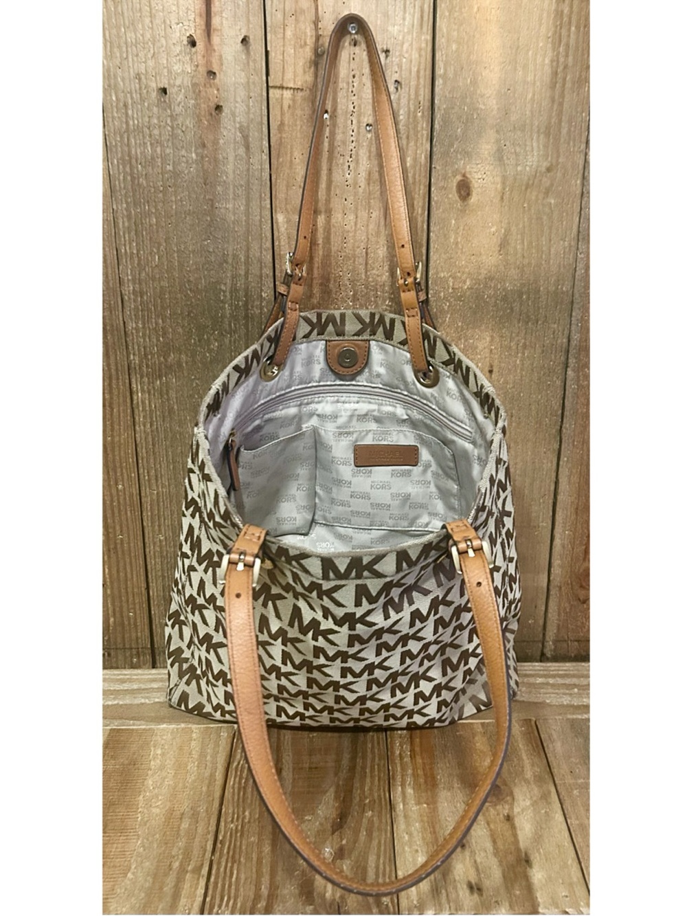 Michael Kors. 4 Piece Set: Jet Set Tote with Free Watch, Dust Bag & Scarf. - Picture 4 of 16